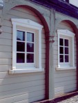 Fenster mit Sprossenrahmen und individueller Außenverkleidung