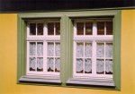 Fenster mit aufgesetzten Zierelementen / Denkmalschutz